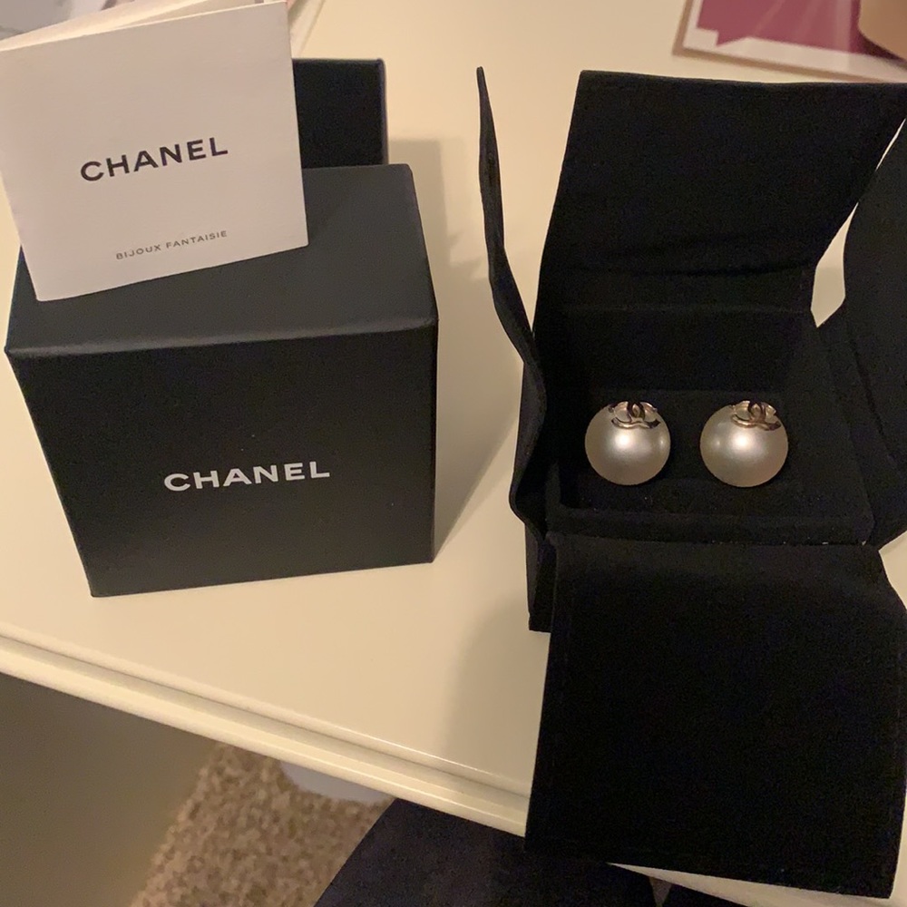 Chanel Large Pearl earrings